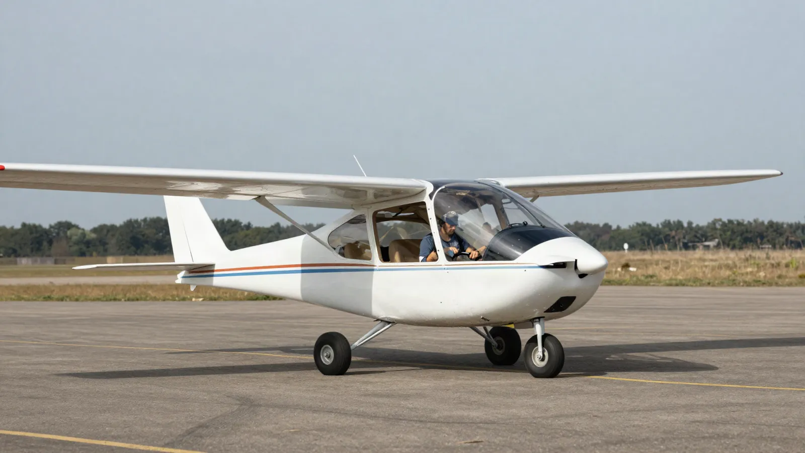 ULM au sol et accueil d’un passager sur un aérodrome